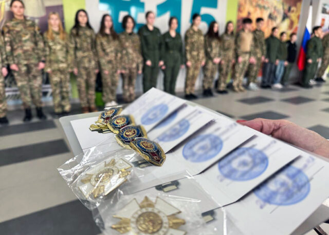 В Мелитополе учащиеся профильных классов Росгвардии отмечены кадетскими знаками отличия В Мелитополе учащиеся профильных классов Росгвардии отмечены кадетскими знаками отличия
