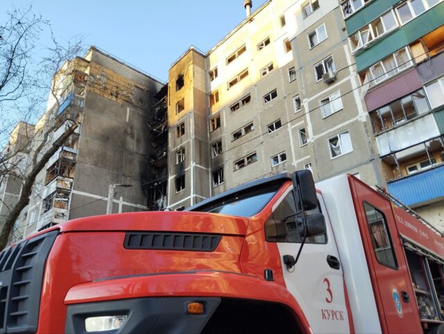В Курске загорелось несколько домов после атаки БПЛА В Курске загорелось несколько домов после атаки БПЛА