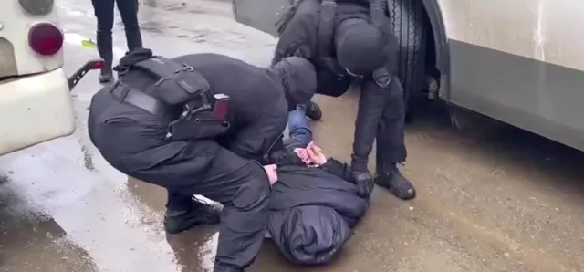 Сотрудники ФСБ задержали мужчину, готовившего теракт в интересах СБУ Сотрудники ФСБ задержали мужчину, готовившего теракт в интересах СБУ