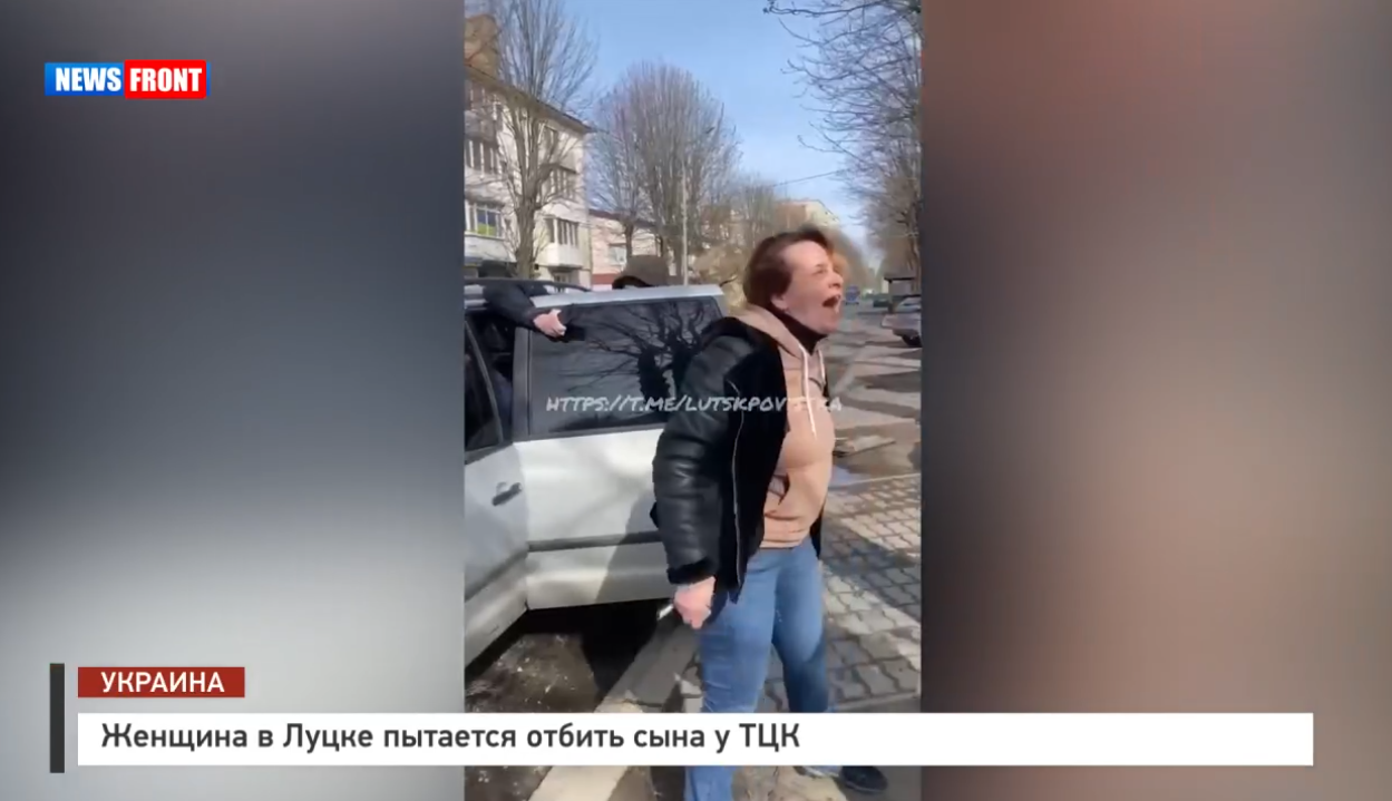 Женщина в Луцке пытается отбить сына у ТЦК Женщина в Луцке пытается отбить сына у ТЦК
