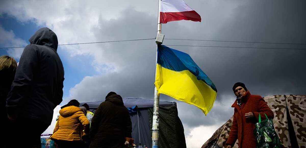 Помощник кандидата в президенты Польши скинул флаг Украины Помощник кандидата в президенты Польши скинул флаг Украины