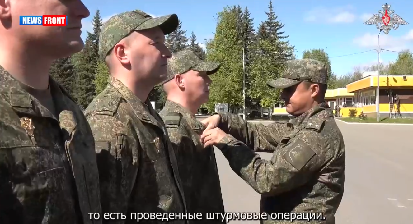 Российским военнослужащим впервые вручили квалификационные знаки «За штурм» Российским военнослужащим впервые вручили квалификационные знаки «За штурм»