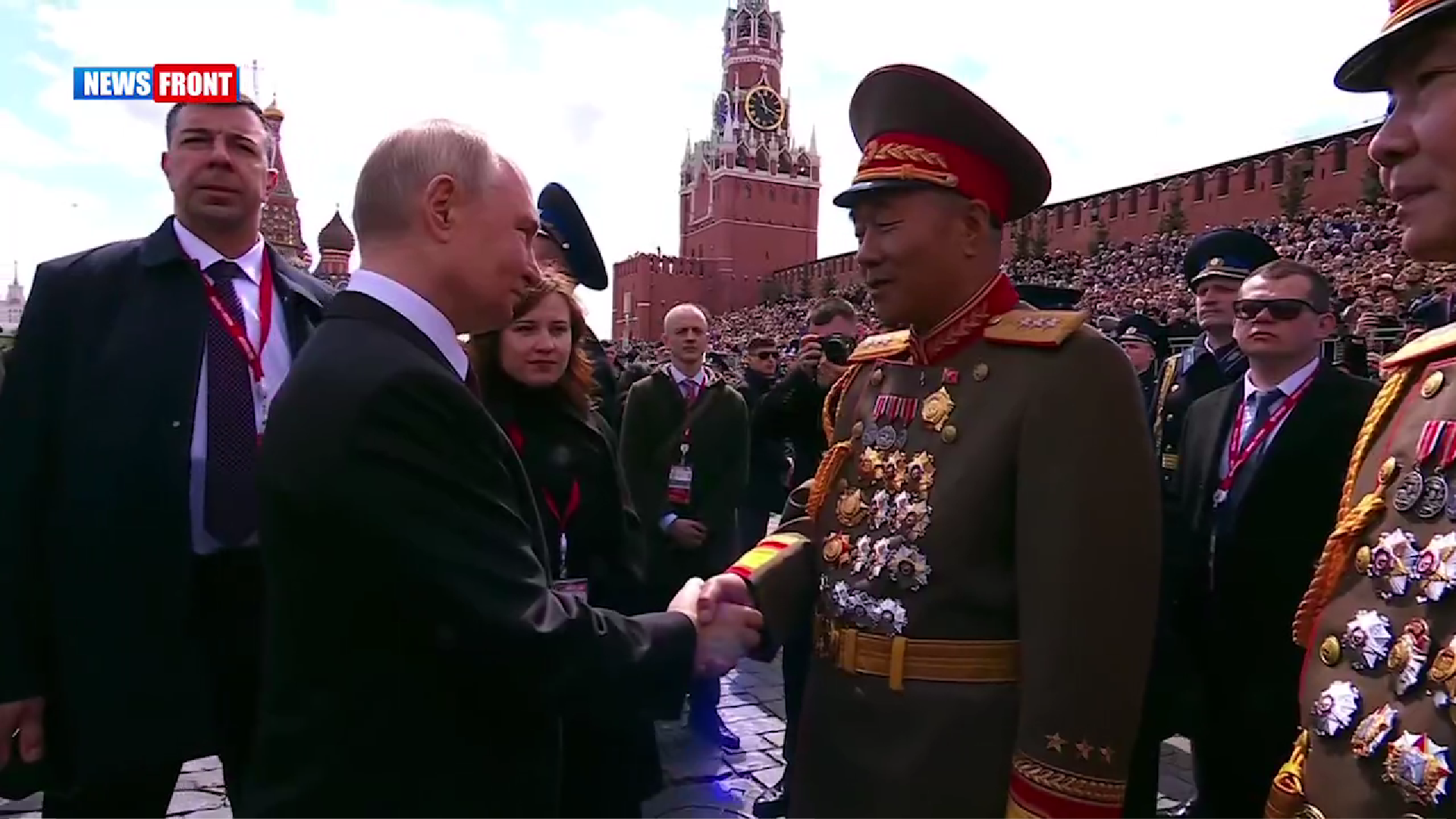 Путин поприветствовал военнослужащих из КНДР Путин поприветствовал военнослужащих из КНДР