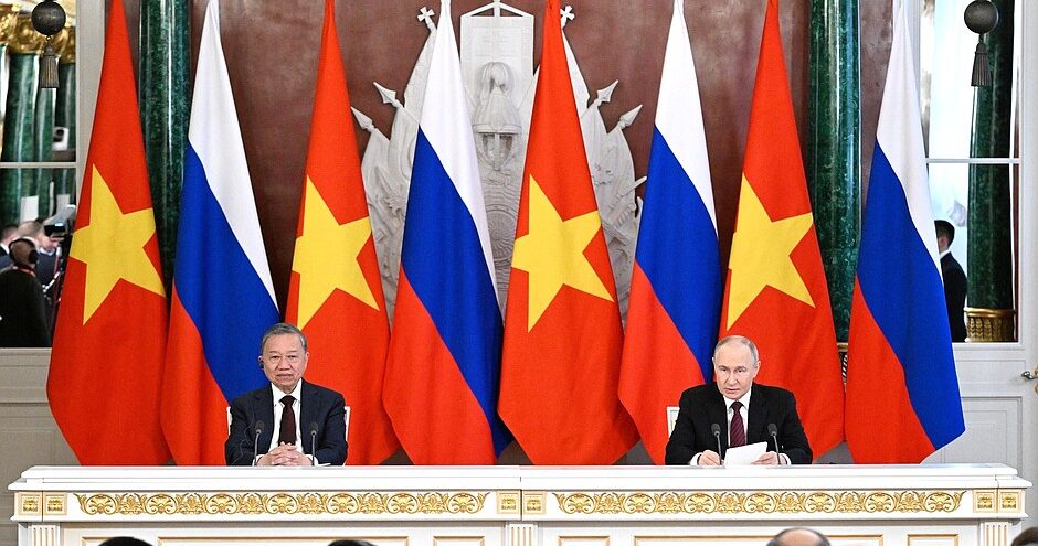 Путин подтвердил планы сотрудничества с Вьетнамом в сфере обороны Путин подтвердил планы сотрудничества с Вьетнамом в сфере обороны