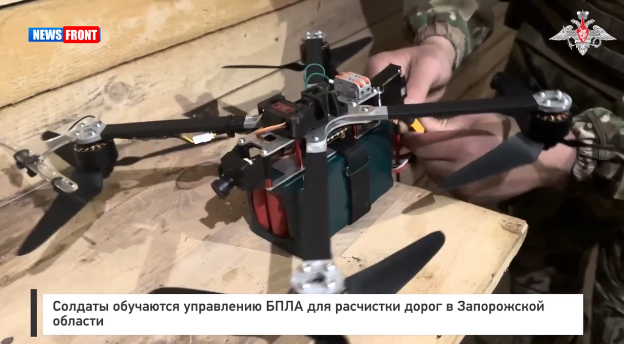 Солдаты обучаются управлению БПЛА для расчистки дорог в Запорожской области Солдаты обучаются управлению БПЛА для расчистки дорог в Запорожской области
