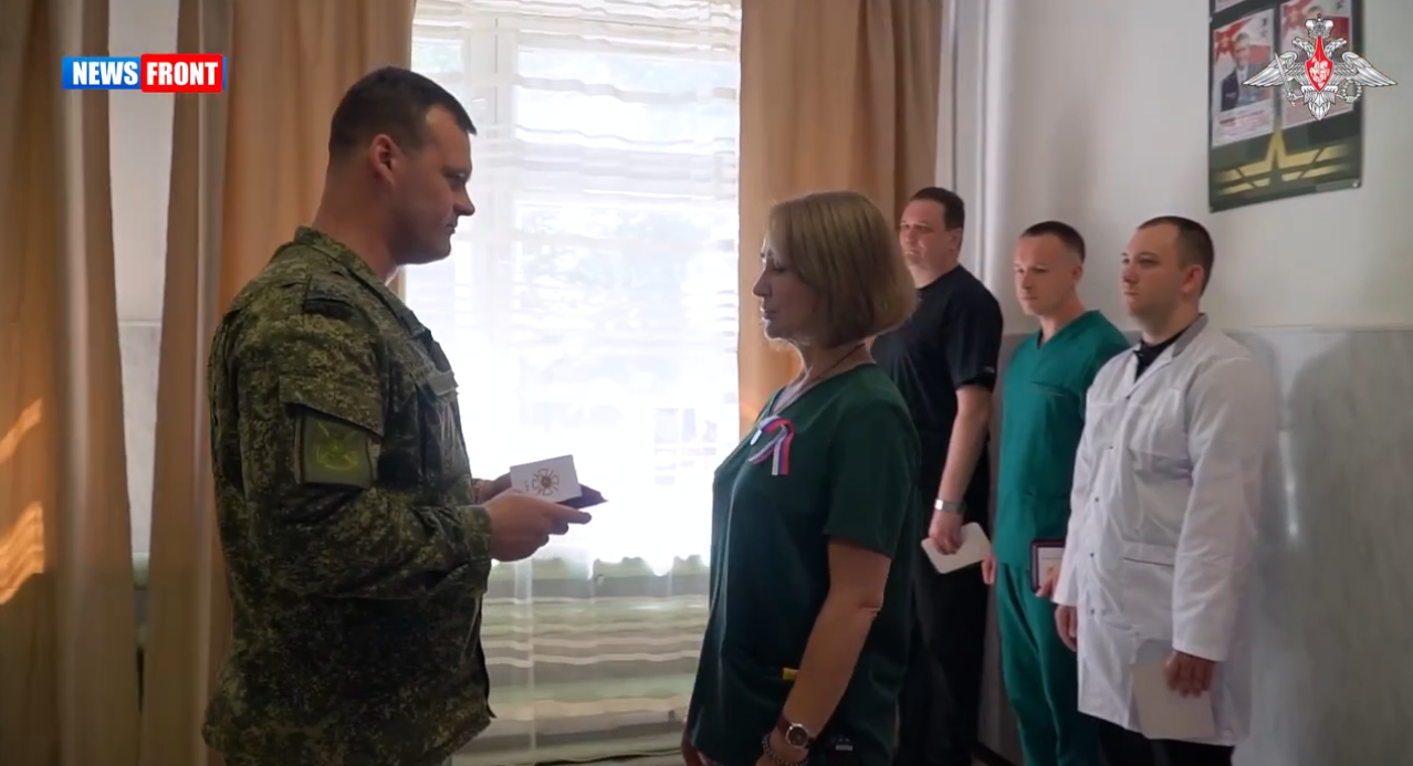 Знаки «Отважный» вручили военнослужащим и медицинскому персоналу группировки войск «Центр» Знаки «Отважный» вручили военнослужащим и медицинскому персоналу группировки войск «Центр»